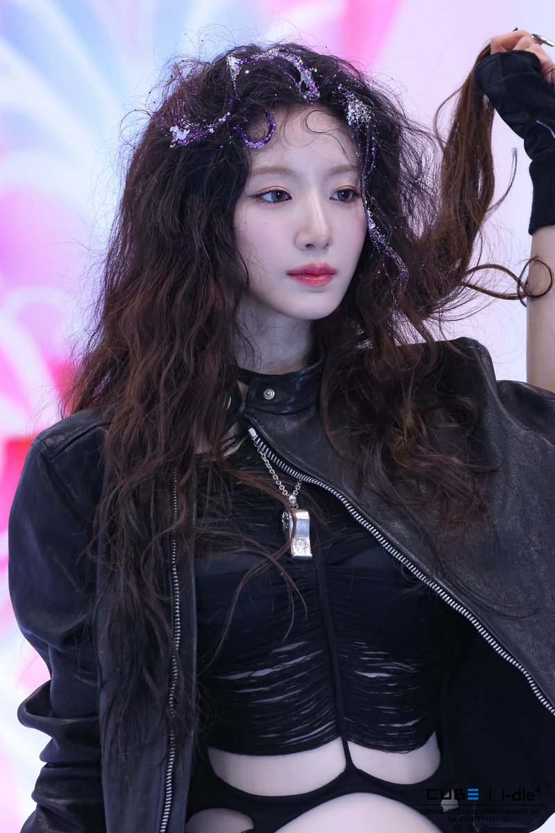 IDLEFRANCE's tweet photo. ﹙ BERRIZ ﹚

 › #SHUHUA pour les behind du tournage de la performance vidéo de 'Crow'

- 🍓
#IDLE #아이들 | @official_i_dle https://t.co/VOM7xlt6IY