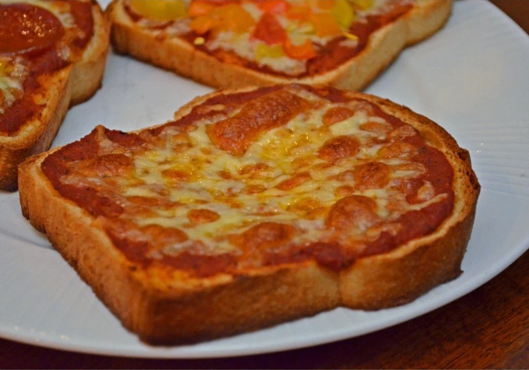 DavidBorton68's tweet photo. @AntiLeftMemes Yes! Including pizza toast using spaghetti sauce and sliced gov cheese. https://t.co/UyBm4OxVgv