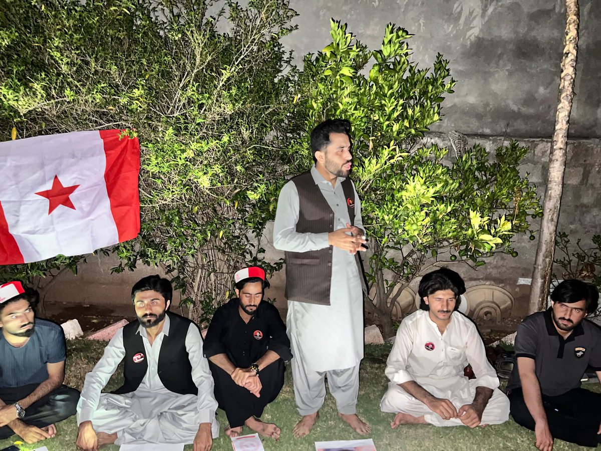 PSOIslamabad's tweet photo. د ملي شهید عثمان خان کاکړ پر ژوند، سیاسي مبارزې، ملي او ولسي خدمتونو او د هغه د شخصیت پر بېلابېلو اړخونو مفصلې ویناوې وکړې او د هغه مبارزه یې د ځوان نسل لپاره د الهام سرچینه وبلله.

د غونډې په پای کې د ملي شهید عثمان خان کاکړ په یاد شمعې بلې شوې او د هغه او د ټولو https://t.co/l7SizJ8gud