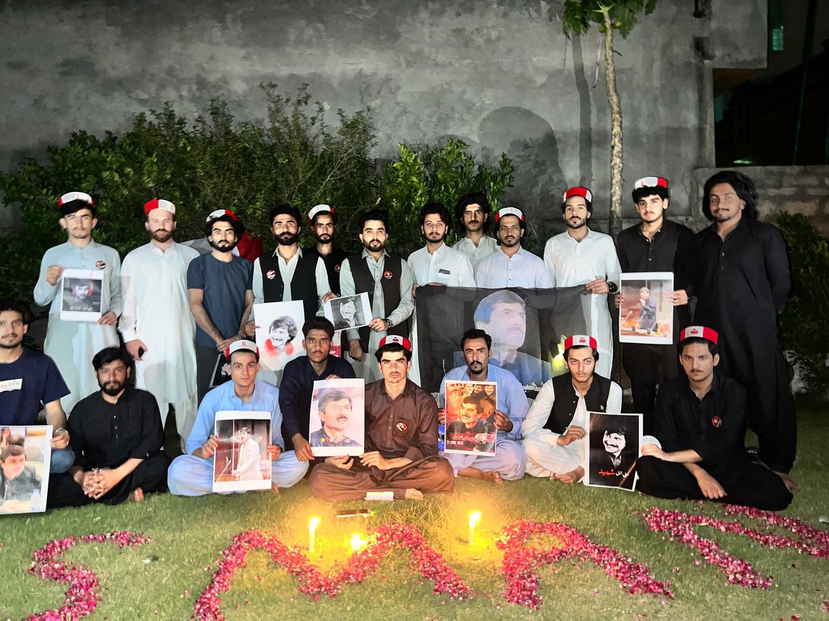 PSOIslamabad's tweet photo. د ملي شهید عثمان خان کاکړ پر ژوند، سیاسي مبارزې، ملي او ولسي خدمتونو او د هغه د شخصیت پر بېلابېلو اړخونو مفصلې ویناوې وکړې او د هغه مبارزه یې د ځوان نسل لپاره د الهام سرچینه وبلله.

د غونډې په پای کې د ملي شهید عثمان خان کاکړ په یاد شمعې بلې شوې او د هغه او د ټولو https://t.co/l7SizJ8gud