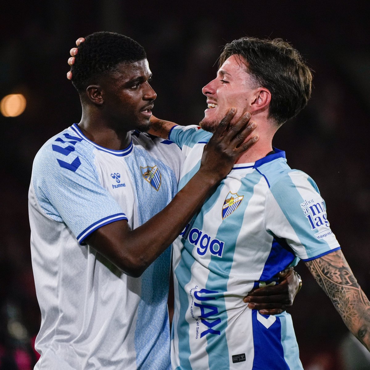 LaLiga2's tweet photo. 🥹 Malaguistas, ¿cómo se despierta uno después de un ascenso? 

#DESENLACELALIGA | @MalagaCF https://t.co/iLcFo3GSNa