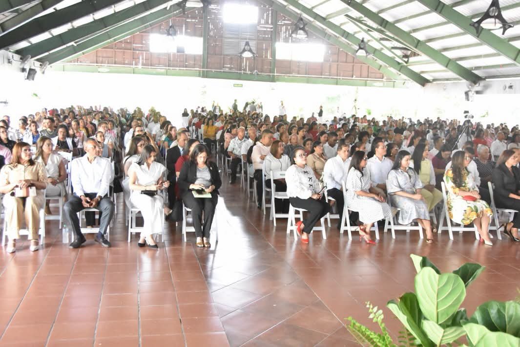 YasminP82942504's tweet photo. Excelente conferencia y valioso aporte para fortalecer la seguridad ciudadana. ¡Felicidades a Yenni Berenice por tan brillante exposición! 👏🇩🇴

#TeamRogelioGenao #YasminPeralta
@RogelioGenao https://t.co/ZIWNKrilDA