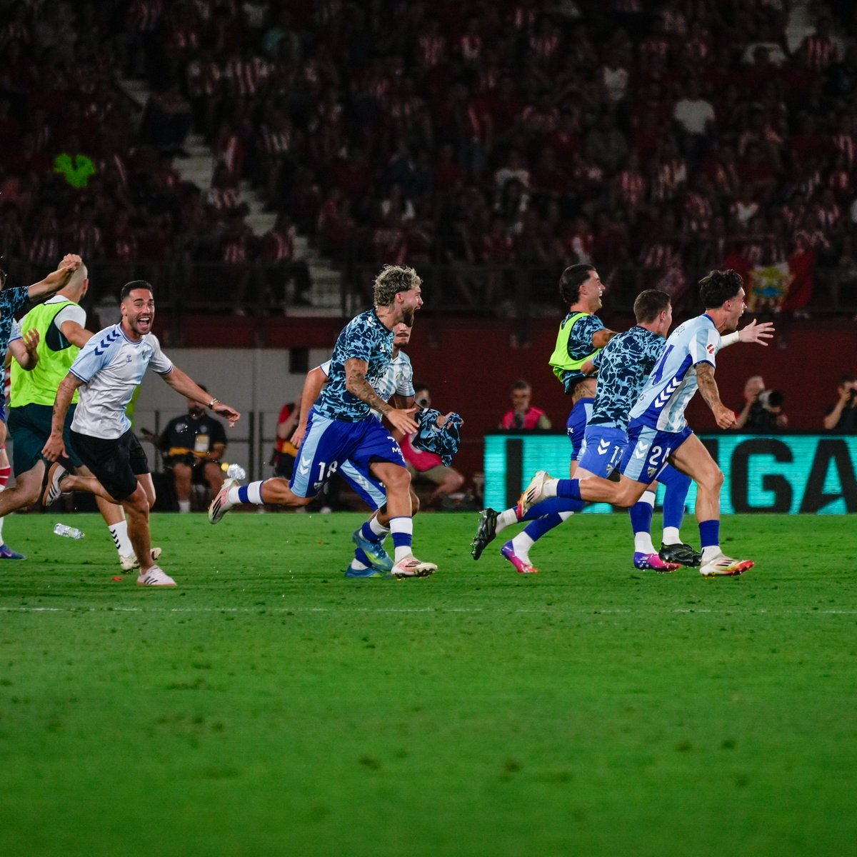 LaLiga2's tweet photo. 🥹 Malaguistas, ¿cómo se despierta uno después de un ascenso? 

#DESENLACELALIGA | @MalagaCF https://t.co/iLcFo3GSNa