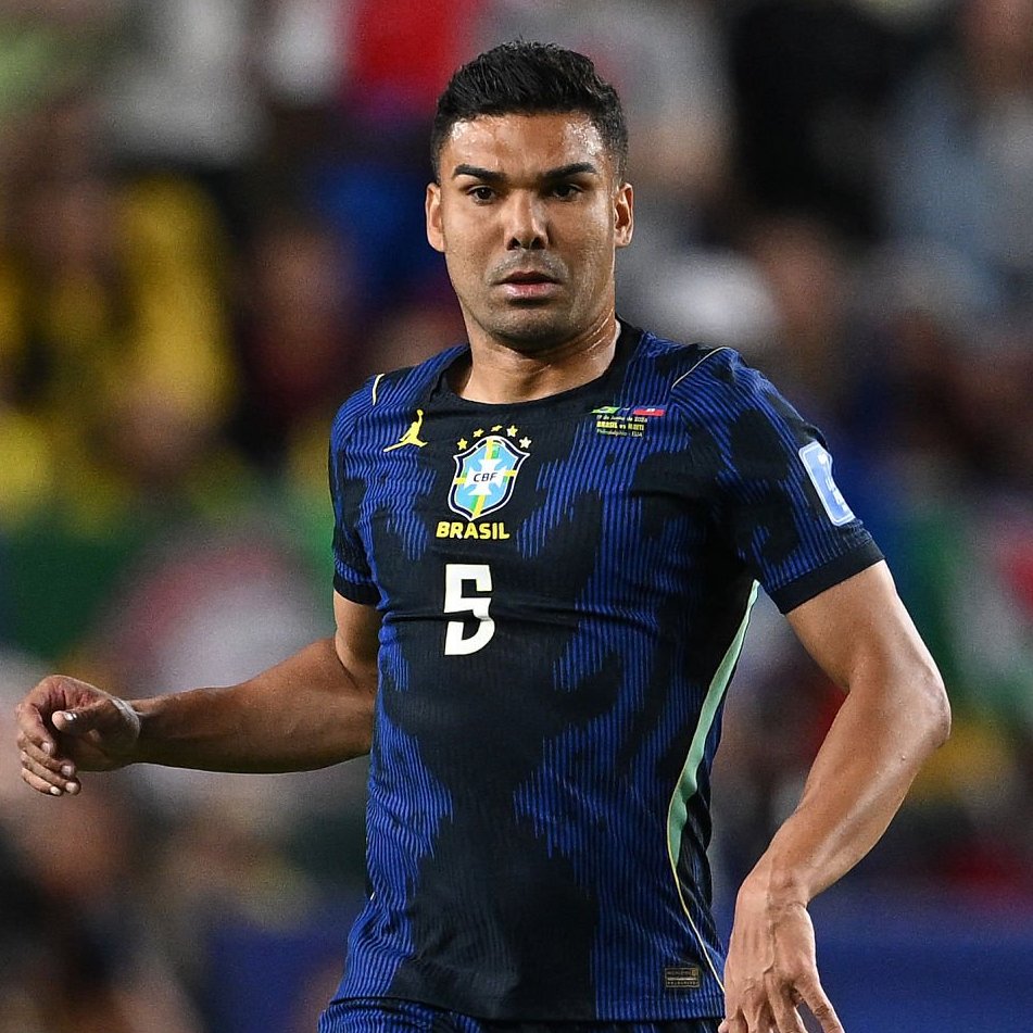 futebol's tweet photo. Casemiro no 1º jogo do Brasil:
5,3 km percorridos, menor número entre os jogadores de linha.

Casemiro no 2º jogo do Brasil:
11,2 km percorridos, maior número da Seleção.

Saiu do modo economia de bateria 🔋