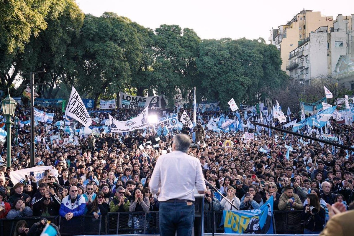 lorepokoik's tweet photo. “No aflojen, que no gane la tristeza. Seamos solidarios y, como dijo Cristina, estemos donde cada argentino y argentina necesite una mano. Esa es la tarea”.

Máximo Kirchner en Parque Lezama con miles de argentinos y argentinas que nos movilizamos por la libertad de Cristina. 🇦🇷 https://t.co/R4KZvB00aQ