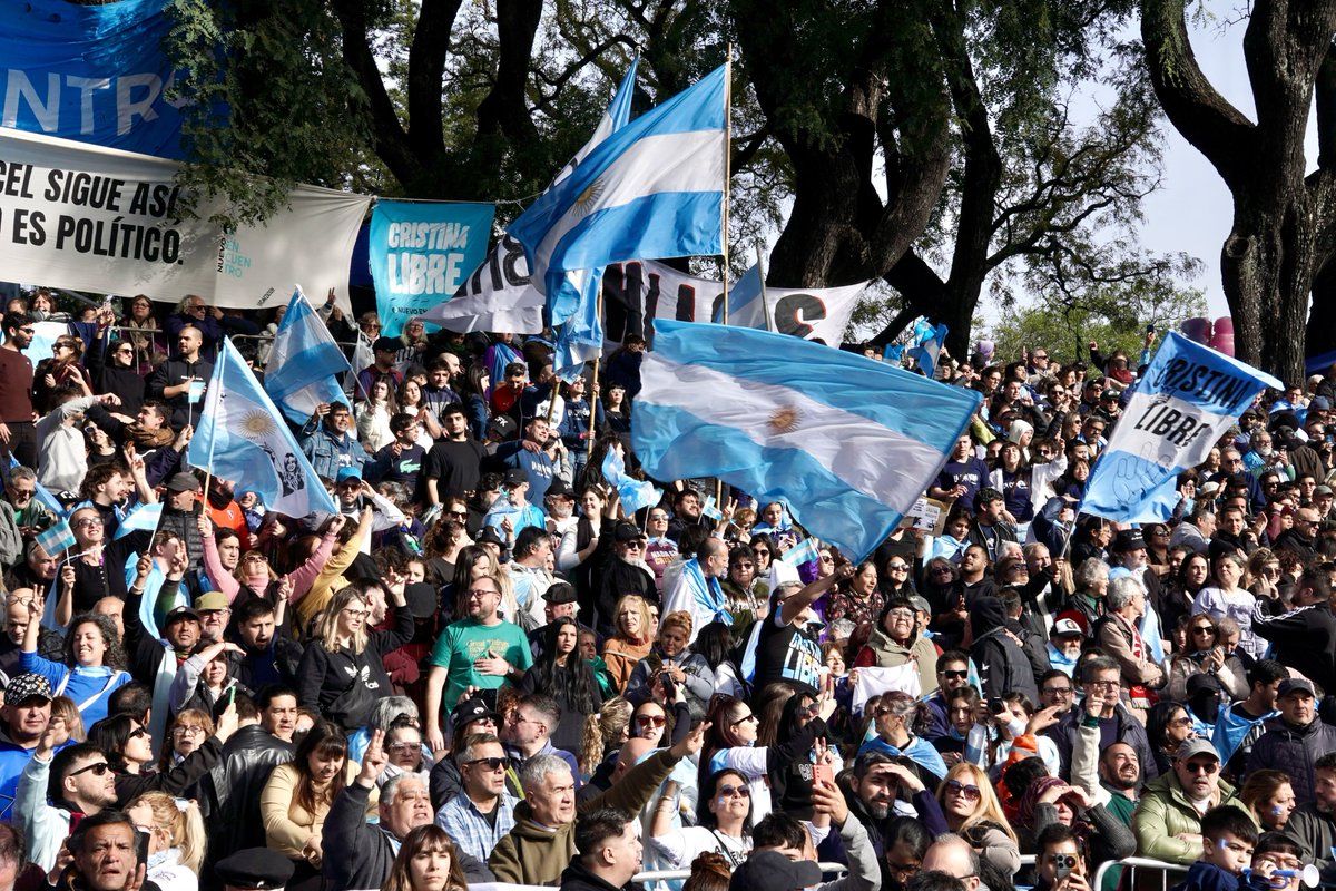 lorepokoik's tweet photo. “No aflojen, que no gane la tristeza. Seamos solidarios y, como dijo Cristina, estemos donde cada argentino y argentina necesite una mano. Esa es la tarea”.

Máximo Kirchner en Parque Lezama con miles de argentinos y argentinas que nos movilizamos por la libertad de Cristina. 🇦🇷 https://t.co/R4KZvB00aQ