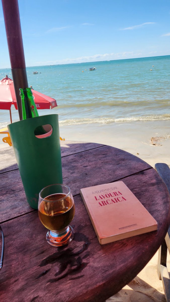 DriCampos15's tweet photo. @jessicabalbino Viajei de férias e estava na praia, sozinha, tomando minha cerveja e lendo meu livro. Numa das vezes que pedi outra cerveja, o garçom me pergunta: "A senhora gosta mesmo de ler, né?" Será que ele estava com dó de mim ou era admiração? https://t.co/Mn0X9dUR5g