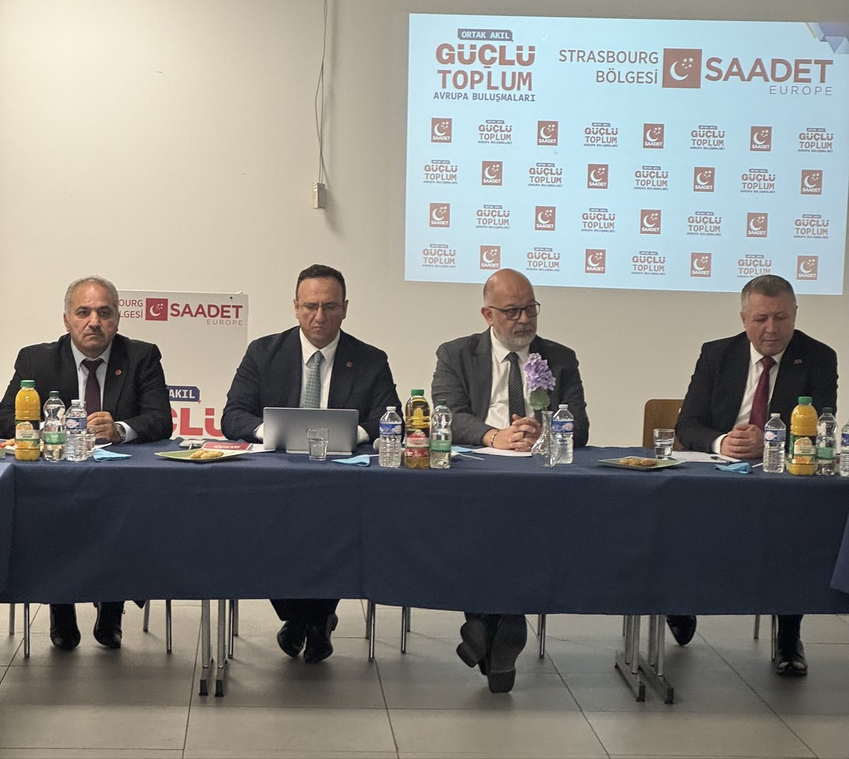 NalbantYahya's tweet photo. Saadet Europe #Strasbourg Bölge Başkanlığı olarak Strazburg’da düzenlediğimiz “Ortak Akıl Güçlü Toplum” çalıştayını başarıyla tamamladık.
Sayın Sinan Tekin’in moderatörlüğünde gerçekleşen programda; T.C. Strazburg Başkonsolosu Murat Onart, STK temsilcileri, akademisyenler ve vatandaşlarımızla aile, gençlik ve toplumsal dayanışma konularını istişare ettik.
Katkı sunan ve iştirak eden herkese teşekkür ederiz.
#OrtakAkılGüçlüToplum #SaadetEurope #SaadetPartisi 
@avsinantekin