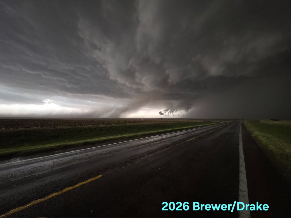 SimonStormRider's tweet photo. 5:05 pm cdt June 20, 2026 east of Atwood, Kansas #kswx
@NWSGoodland 
@JustonStrmRider https://t.co/bZBgn7Ao5y