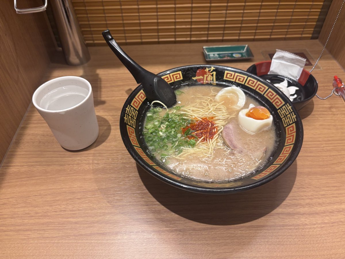 5446longbeach's tweet photo. 昨日、呑み会の後に酔っ払って一蘭でラーメン🍜😋
酔い過ぎて、味が全くわからなかった😓￼
もったいない😅
#KDS麺テナンス部
帰りにマックシェイク🥤😂 https://t.co/FbhJAxugW7