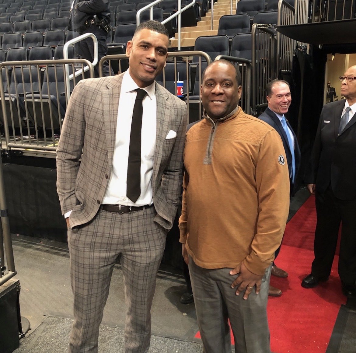 Mike__Whitlock's tweet photo. @nba2lou @nyknicks I got a chance to meet @ALLAN_HOUSTON at a  game we chatted a bit being that we were both from Louisville.  We sat 3 rows up and went to the floor after the game by the locker room. My nephew went to school with one of the former Knicks who gave us great tickets. Hope to do again https://t.co/uUSGk5TM6q