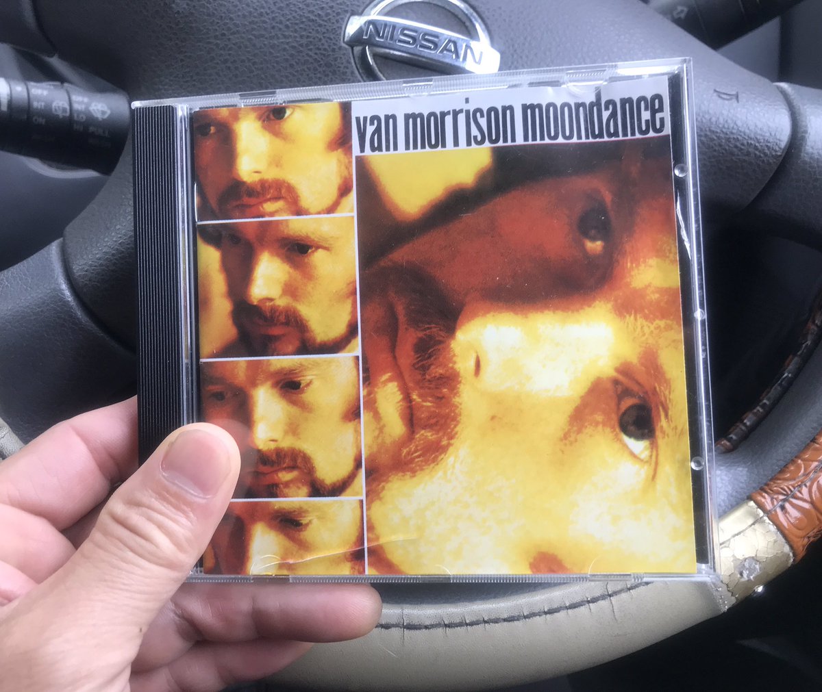 Johnny19653's tweet photo. グッモーニン！
雨降りの日曜日、
たまに癒されたくて聴きたくなる、
Van Morrisonの『Moon Dance』　
フルートの音が心地よいです。
60年代後半から、70年代前半、
ロックにフルートの音色を取り入れた、
アーティストが、結構いるような、
流行りだったのかな？ https://t.co/rG1r1PXhfi