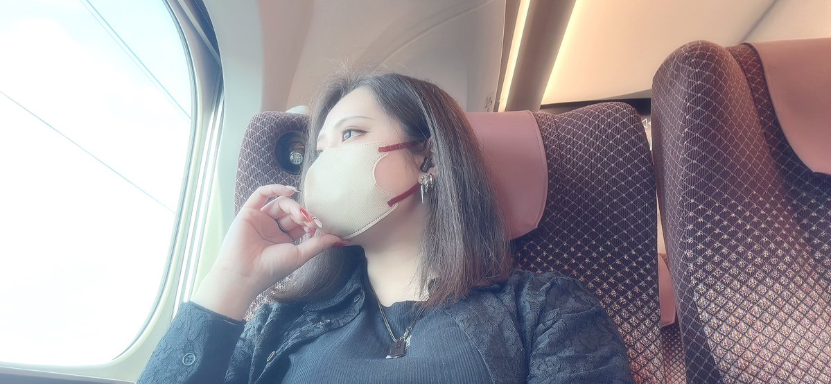 non_2322's tweet photo. ひとりで新幹線なんて初めて
✨️Foooooooo!!✨️
横顔だけビジュがいいの
それ以外は終わり⸜(◍´˘`◍)⸝ https://t.co/fTxVlKY1so