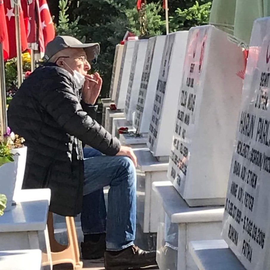 siyahsancakx's tweet photo. 🔴 Bugün, babalar günü. https://t.co/zTFoNU0bgh