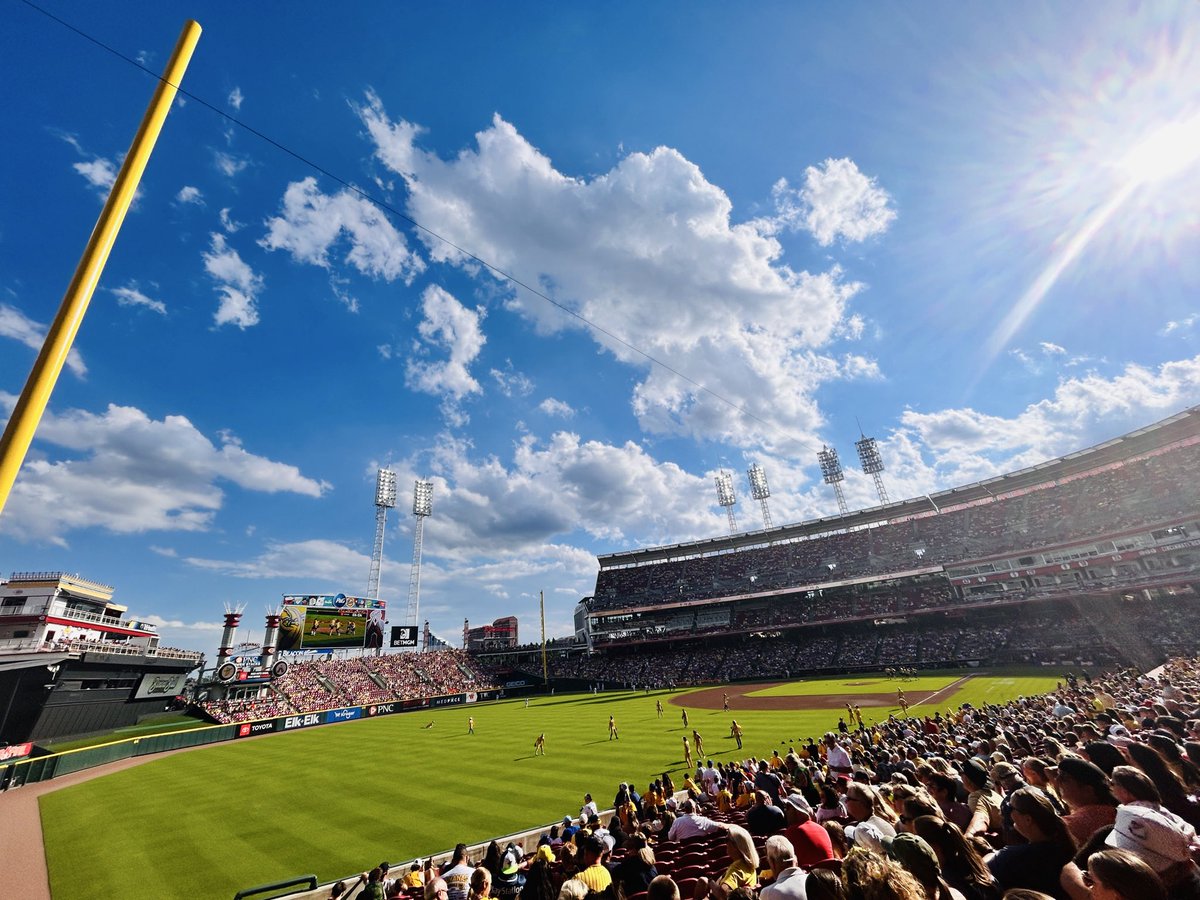 MelCincy's tweet photo. It’s a pretty perfect evening for @TheSavBananas vs @TheIndyClowns https://t.co/dDStC3sEuQ