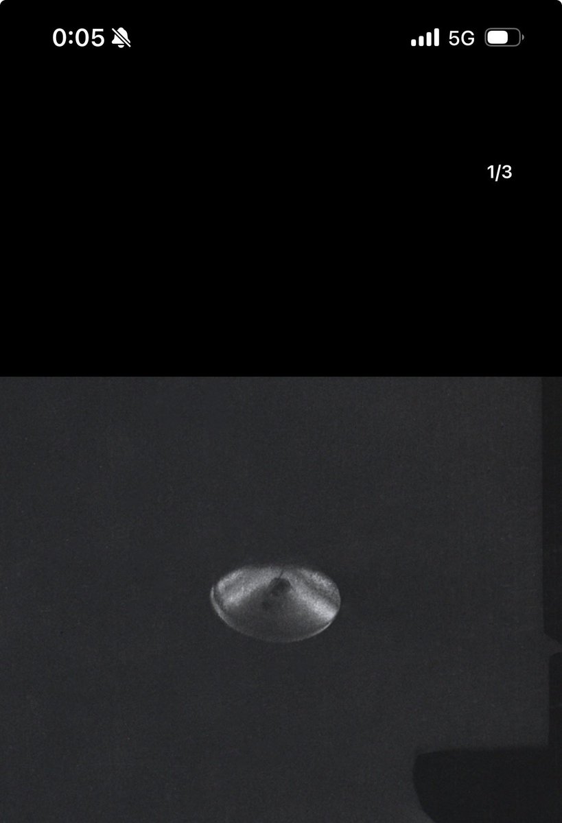 DocAlienista's tweet photo. Esta es una de mis imágenes favoritas de un OVNI, capturada en 1971 durante una misión rutinaria de levantamiento aéreo sobre Costa Rica. La misión, realizada por el Instituto Geográfico Nacional de Costa Rica, tenía como objetivo mapear la región de Arenal y el lago Cote en preparación para un proyecto hidroeléctrico. Equipado con una cámara cartográfica de alta precisión, el avión de reconocimiento voló a una altitud de 10 mil pies, tomando automáticamente fotografías del paisaje de abajo.

Al revelar la película, los investigadores descubrieron algo inusual en un solo fotograma tomado sobre el lago Cote. Claramente visible en la imagen había un objeto metálico en forma de disco. El objeto parecía liso, simétrico y reflectante, asemejándose a la clásica apariencia de un platillo volante. Los analistas concluyeron que el objeto fue capturado como parte de la escena original, sin ninguna manipulación o alteración.