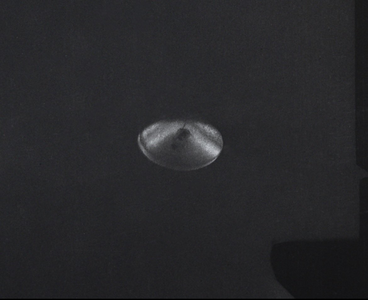 DocAlienista's tweet photo. Esta es una de mis imágenes favoritas de un OVNI, capturada en 1971 durante una misión rutinaria de levantamiento aéreo sobre Costa Rica. La misión, realizada por el Instituto Geográfico Nacional de Costa Rica, tenía como objetivo mapear la región de Arenal y el lago Cote en preparación para un proyecto hidroeléctrico. Equipado con una cámara cartográfica de alta precisión, el avión de reconocimiento voló a una altitud de 10 mil pies, tomando automáticamente fotografías del paisaje de abajo.

Al revelar la película, los investigadores descubrieron algo inusual en un solo fotograma tomado sobre el lago Cote. Claramente visible en la imagen había un objeto metálico en forma de disco. El objeto parecía liso, simétrico y reflectante, asemejándose a la clásica apariencia de un platillo volante. Los analistas concluyeron que el objeto fue capturado como parte de la escena original, sin ninguna manipulación o alteración.