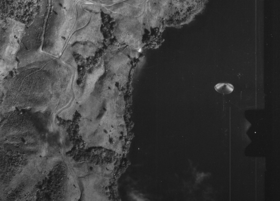 DocAlienista's tweet photo. Esta es una de mis imágenes favoritas de un OVNI, capturada en 1971 durante una misión rutinaria de levantamiento aéreo sobre Costa Rica. La misión, realizada por el Instituto Geográfico Nacional de Costa Rica, tenía como objetivo mapear la región de Arenal y el lago Cote en preparación para un proyecto hidroeléctrico. Equipado con una cámara cartográfica de alta precisión, el avión de reconocimiento voló a una altitud de 10 mil pies, tomando automáticamente fotografías del paisaje de abajo.

Al revelar la película, los investigadores descubrieron algo inusual en un solo fotograma tomado sobre el lago Cote. Claramente visible en la imagen había un objeto metálico en forma de disco. El objeto parecía liso, simétrico y reflectante, asemejándose a la clásica apariencia de un platillo volante. Los analistas concluyeron que el objeto fue capturado como parte de la escena original, sin ninguna manipulación o alteración.