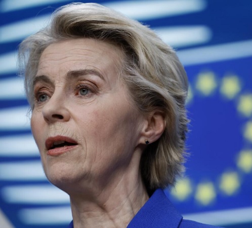 GlobalDiss's tweet photo. 🚨🇪🇺 THE COVID HOAX IS CRASHING! 

MEP Christine Anderson just exposed the massive Pfizer corruption to a packed room.

Von der Leyen is under intense pressure over 71 BILLION euro contracts. The entire narrative is falling apart! https://t.co/6wupWdQ5HU