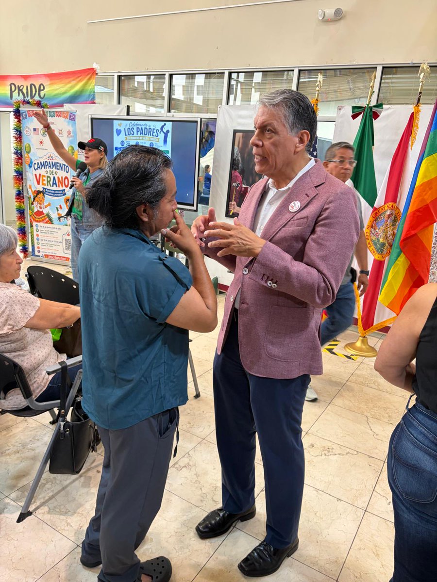 ConsulMexOrl's tweet photo. Una jornada sabatina muy especial en el Consulado de México en Orlando. hoy dedicamos un momento para honrar y festejar a los padres en su día. Nos dió mucho gusto recibirlos y compartir esta celebración con nuestra comunidad! 🇲🇽 #ConsuladoMexicanoOrlando #diadelpadre #SRE https://t.co/HReYAgtHnz