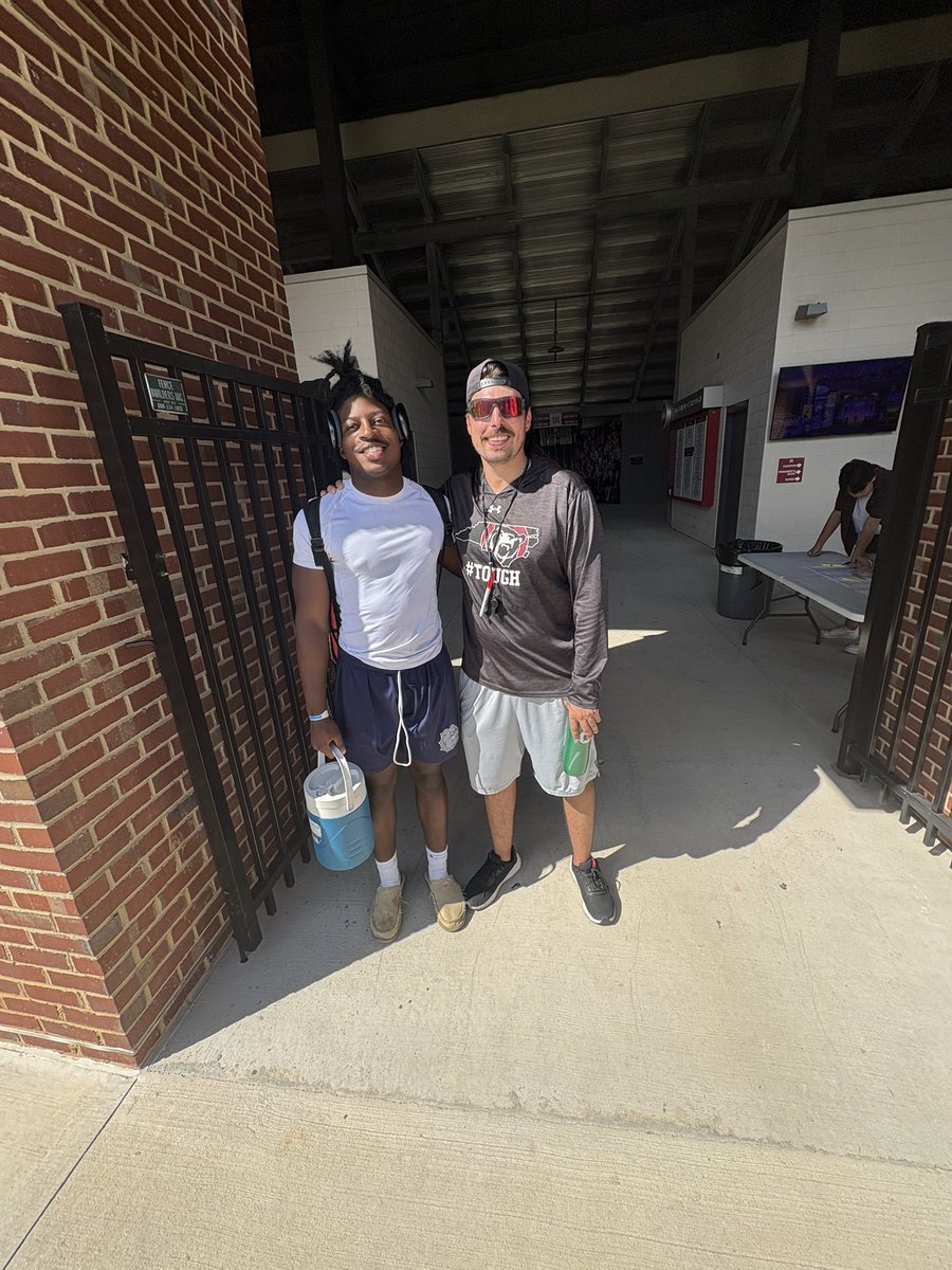 MarKalen4Camp's tweet photo. Had a Great time at @LRBearsFootball Thank you to @NickVagnoneLR for the Invite and the coaching ready to get back in the fall!! @DevineDomino @coachSocha @DorienStarnes @burns_football @burnsbulldogs @threat_sports @omarporter1 https://t.co/zZ2KvfUT9g