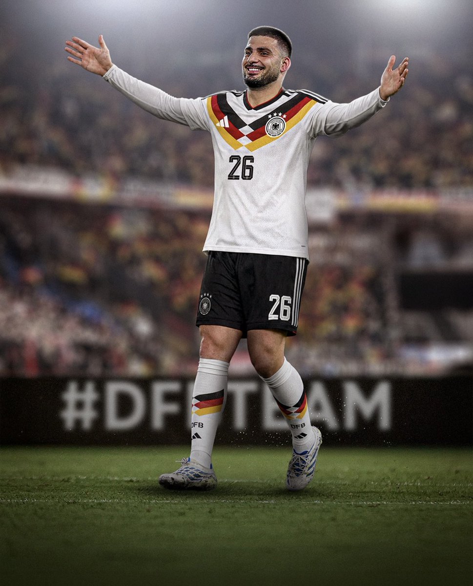 futebol_info's tweet photo. 🇩🇪 Herói da virada da Alemanha sobre a Costa do Marfim, Undav diminuiu consumo de energético e largou chocolate para calar críticos.

Há duas temporadas, o jogador era alvo de críticas e até mudou hábitos para mostrar aos torcedores de seu clube, o Stuttgart, que não tinha problemas de peso.

“Diziam que minha linguagem corporal estava estranha, que eu estava relaxando demais. Isso é um absurdo, uma completa bobagem. E a situação só foi piorando; de repente, comer um kebab virou um problema. Falavam: 'Undav não está correndo, Undav não é rápido'. Eu não era um jogador diferente naquela época, eu era tão rápido ou tão lento quanto sempre, não corria mais nem menos do que o normal”, disse o jogador ao Süddeutsche Zeitung, no ano passado.

“Durante as semanas em que não marquei gols, não comi nenhum kebab. Parei de comer chocolate. E em vez de 4 energéticos por semana, eu só tomava 1, pouco antes do jogo. Mas o fato de as pessoas pensarem assim me incomodou muito”, completou Undav.

🗞️ @geglobo 
📸 Seleção Alemã