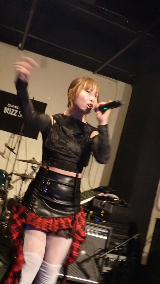 ponko2supporter's tweet photo. 2026.6.20 BUZZ SONGS 10周年
Arrow Heart
出演者がバンドばかりの中で唯一アイドルでしたが存在感はあったはず
最前列に白のサイリウムで待機してたら加勢してくれそうな人からコールとか問われたけどとにかく拳揚げてやってたらその場のノリで行けるArrow Heartでよかった
#ArrowHeart
#小豆るこ https://t.co/sPfFtEUK9S