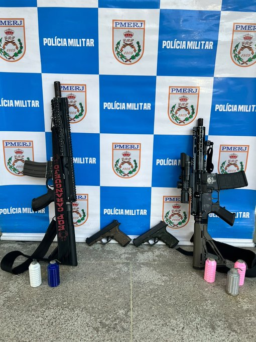 ciastrorj1's tweet photo. Arsenal que o 18BPM apreendeu na localidade do Caranguejo, em Rio das Pedras.

Três morreram, outros dois foram presos. Ambos os 5 são ex-milicianos da comunidade, que se aliaram ao Comando Vermelho. https://t.co/9bp63l0lvW