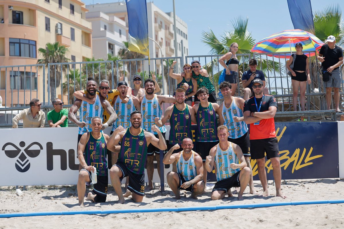 ArenaHandballT's tweet photo. 🟠 𝐀𝐜𝐭𝐮𝐚𝐥𝐢𝐳𝐚𝐜𝐢𝐨́𝐧 #EBTFinals

ℹ️ @cbmpciudemalaga se clasifica en categoría masculina y femenina para las semifinales de las #EBTFinals

#️⃣ #BalonmanoPlaya #ArenaHandballTour https://t.co/woIB9Vh0eB