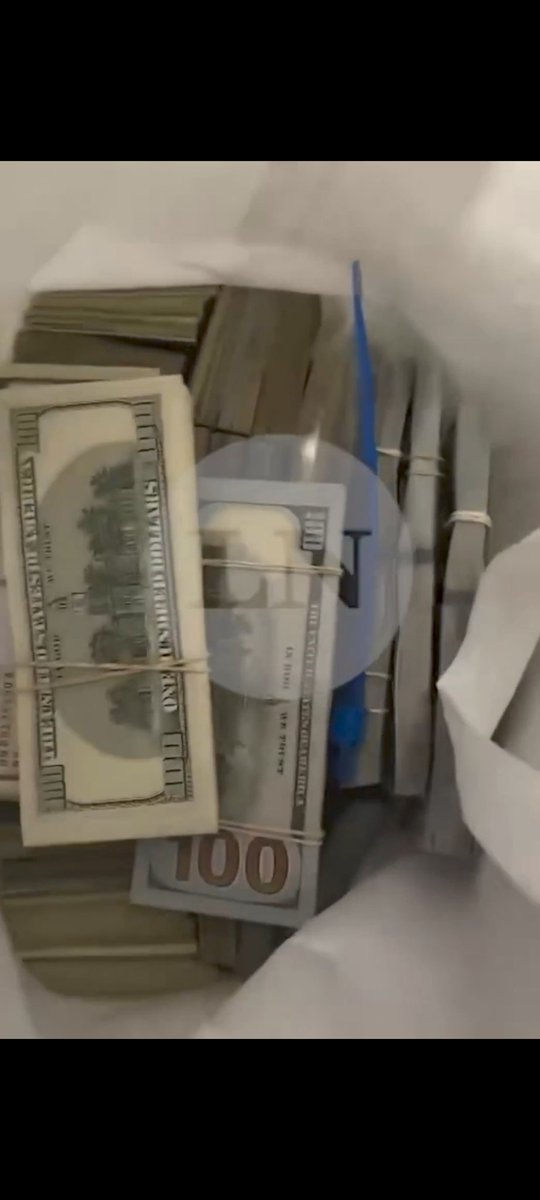 Robertojg1810's tweet photo. FIORITI Y WIÑAZKI RARO QUE NO HABLARON TODAVIA DE LOS DOLARES DE INSAURRALDE CIRIO.
BUENOS EMPLEADOS DE MASSA https://t.co/6LQeowuCSA