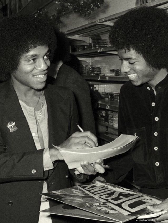 jacksonsmine's tweet photo. i miss michael and marlon together so bad https://t.co/mMNkp7CD32