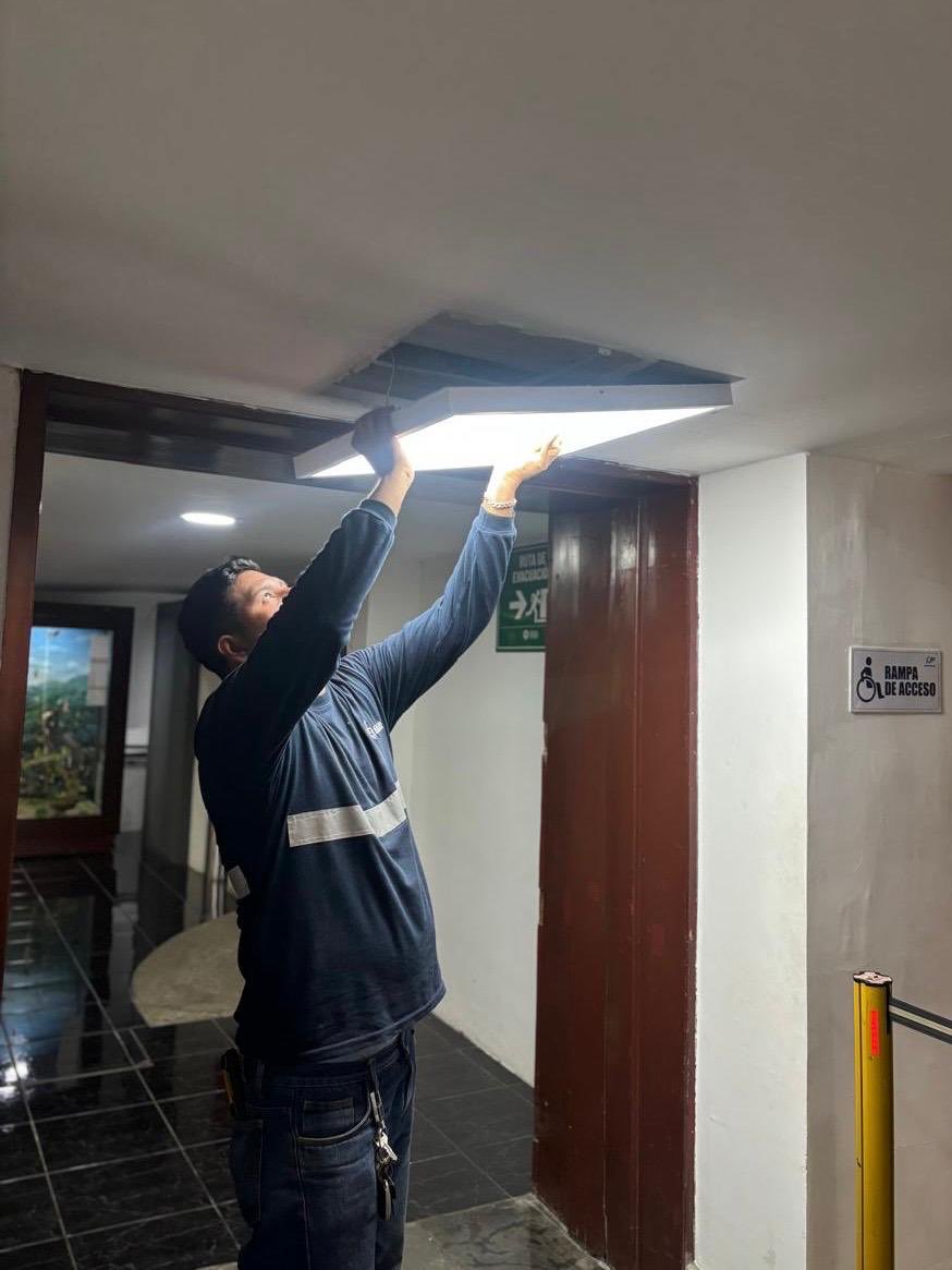 DirAdGYE's tweet photo. 💡🏛️ La iluminación de un museo no solo permite apreciar una exposición, también ayuda a preservar y valorar la historia de cada una de sus salas. 

Como parte de las inspecciones que realiza la Dirección General Administrativa en los bienes municipales, identificamos luminarias que habían cumplido su vida útil en el Museo Municipal y realizamos su reemplazo.

Estudiantes, investigadores, turistas y familias visitan diariamente este emblemático sitio cultural. Por eso, cuidamos cada detalle para que su experiencia siga siendo la mejor.

#AsíSeHaceGuayaquil #CiudadDeTodos