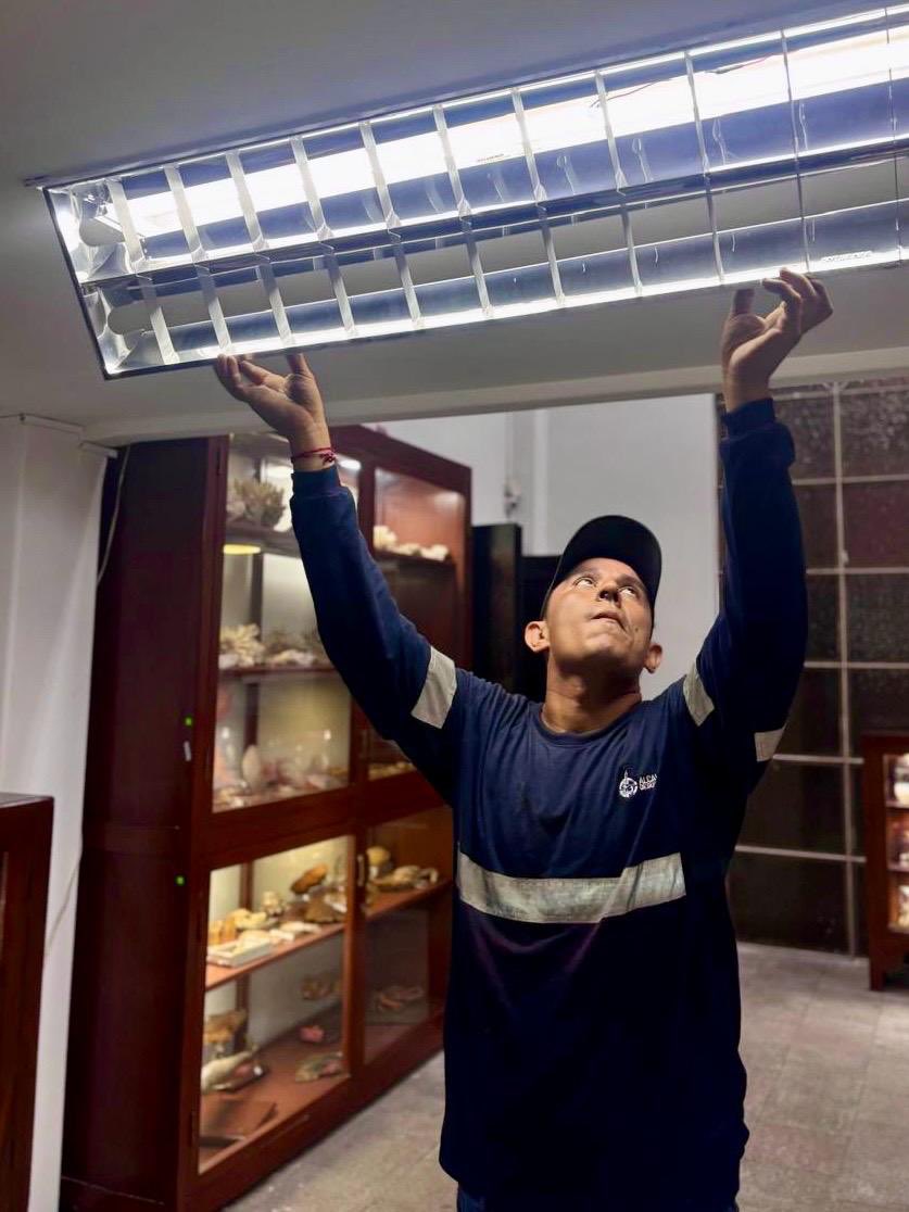 DirAdGYE's tweet photo. 💡🏛️ La iluminación de un museo no solo permite apreciar una exposición, también ayuda a preservar y valorar la historia de cada una de sus salas. 

Como parte de las inspecciones que realiza la Dirección General Administrativa en los bienes municipales, identificamos luminarias que habían cumplido su vida útil en el Museo Municipal y realizamos su reemplazo.

Estudiantes, investigadores, turistas y familias visitan diariamente este emblemático sitio cultural. Por eso, cuidamos cada detalle para que su experiencia siga siendo la mejor.

#AsíSeHaceGuayaquil #CiudadDeTodos