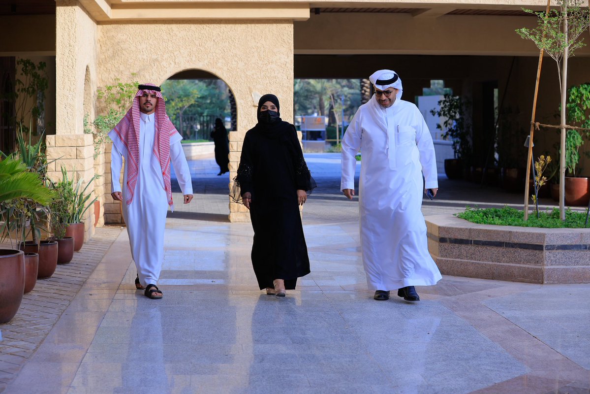 melaad_23's tweet photo. في ساعاتٍ هي أشبه بالحلم ، حلّقتْ الروحُ عاليا ، و تسامت في فضاءات السرور والرضا ، حتى كادت السماء تضيق بكل ذلك الفرح . 
هنا ، في  #ديواينة_القلم في هذا المكان المبارك ، الذي أُسّس على حب وبذلٍ ٍوكرم ٍوعطاء ٍلا حدود له 
حظيت ُبشرف توقيعي لديواني الرابع #زائر_الدجى
وبرعاية كريمة ومتابعة مستمرة من الأستاذ النبيل ياسر مدخلي 
 @yassermadkhli الذي لا تفيه حقه كل قواميس الشكر والثناء ، و تظل كل عبارات الامتنان قاصرة عن الوفاء بحقه، حفظه الله وبارك في جهوده التي لا تخفى على أحد .
والشكر العظيم لمعالي المستشار @Turki_alalshikh 
على هذا الصرح الذي أصبح منارة للأدب والثقافة والفكر والعلم والفنون، بل ومهوى الأفئدة لكل المبدعين .
وشكرا لكل الأحبة الذين غمروني بكرمهم بتلبية الدعوة ، و سأظل وستظل حروفي فخورة بكم وبحضوركم 🙏🏻🌷🤍￼
@SAlghraiby 
@sahemaldajany 
@albarqan 
@ereeee1343 
@os1932os 
@alansary_28 
@0AbdelMohsen 
@Med_Shanqiti 
@ibrahim_mn35571 
@27mrim 
@amal137755