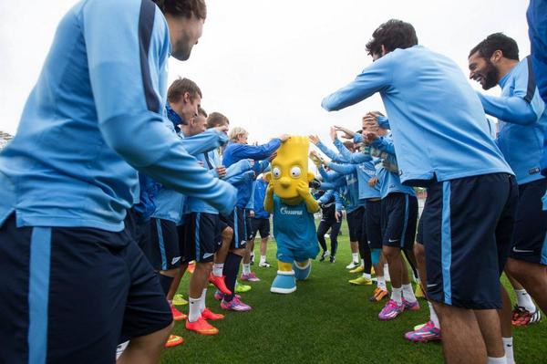 Data_Simpsons's tweet photo. En 2014, el Zenit de San Petersburgo tuvo como mascota a Bart Simpson.

En esta campaña del club ruso con Fox, Bart firmó un contrato con el equipo, hizo la revisión médica, entrenó con el plantel y vistió la camiseta con el número 87 (año de estreno de los cortos de Los Simpson) https://t.co/SoifSM4uhW