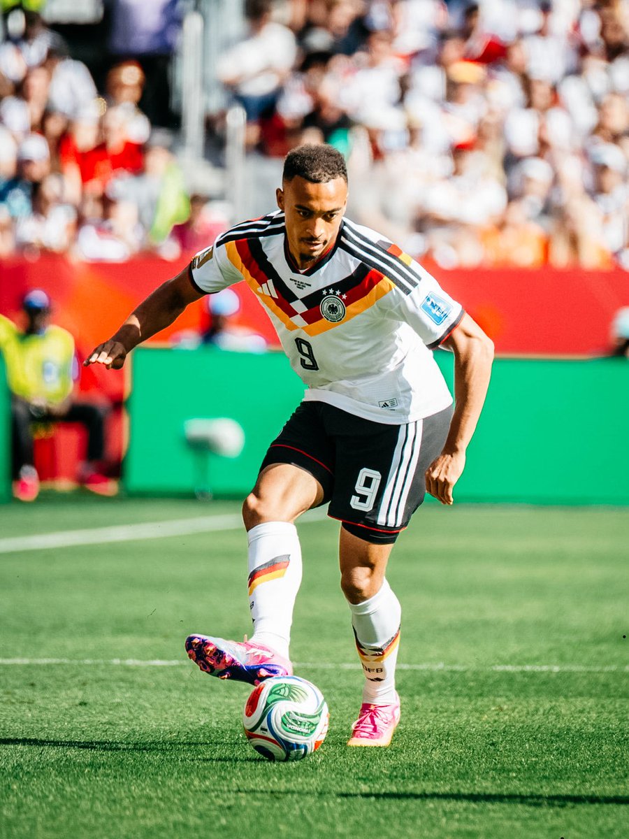 VfB's tweet photo. JL9 = WM-Debüt! 😍
Jamie Leweling feiert beim 2:1-Sieg von Deutschland gegen die Elfenbeinküste sein Debüt bei einer Weltmeisterschaft.
Herzlichen Glückwunsch, Jamie!

#VfB | #VfB1893 https://t.co/V7blfb0Uue