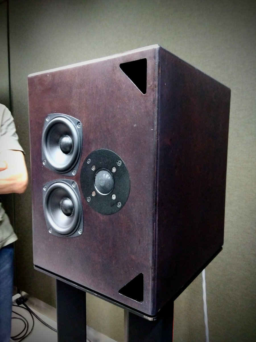 Ryuichi19721's tweet photo. #audio #OTOTEN #speaker #TOA #ISOBALANCE #電源ノイズ #ME50FS #趣味のオーディオ
TOAのブース。つづき。
ME-50FSについて。2wayでクロスが約1.6kHz。ツイーターの振動板はマグネシウム素材。10cm程度の小さなユニット2発。これで深い低域がでる!驚き。振動板質量も軽いので反応が良い。欲しい。 https://t.co/I0sQtkDnj4