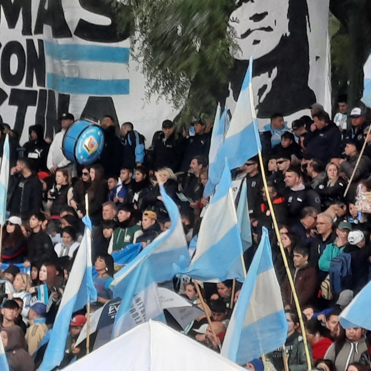ElForjista's tweet photo. Banderazo, Cristina Libre
Metieron presa a Cristina para poder saquear la Argentina sin oposición https://t.co/VYyp94akeH