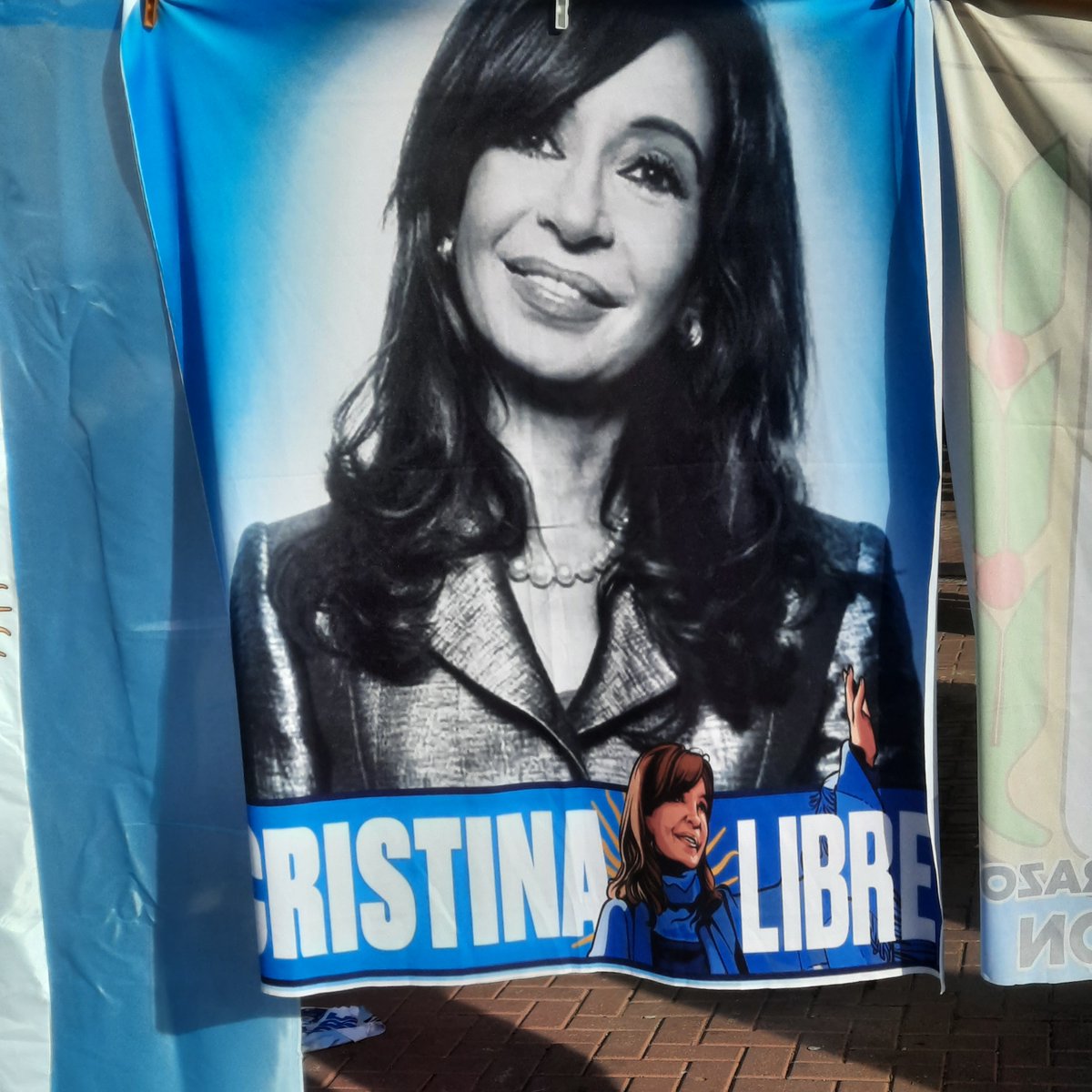 ElForjista's tweet photo. Banderazo, Cristina Libre
Metieron presa a Cristina para poder saquear la Argentina sin oposición https://t.co/VYyp94akeH
