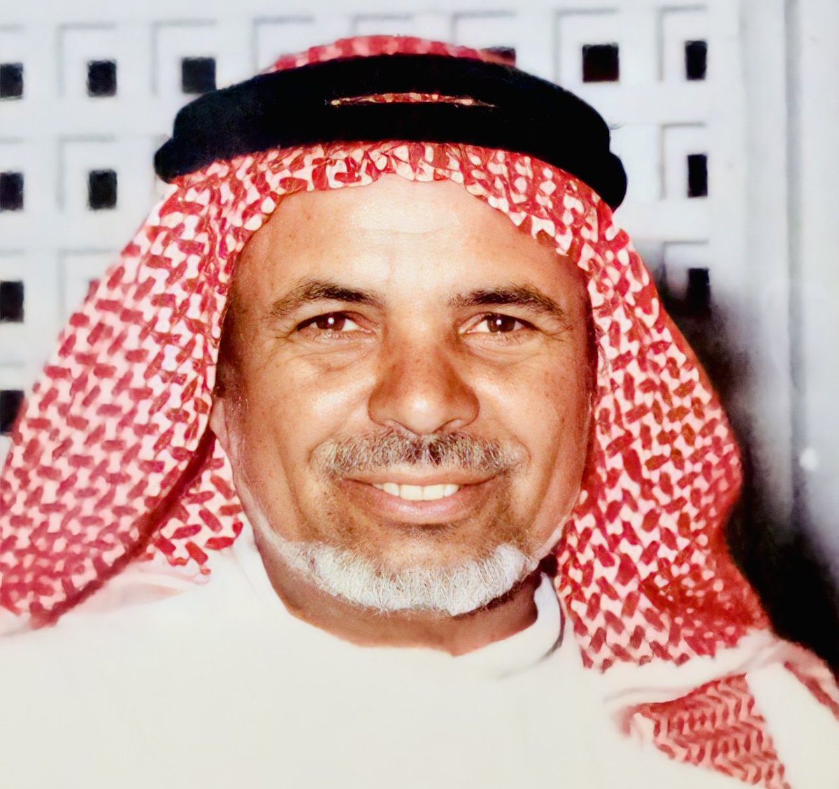 mohammedaldermh's tweet photo. الأب لمن لا يعرف فضله وقيمته: الأب هو السند والأمن والأمان لعائلته، بين كل تجعيدة وتجعيدة في وجه أبي قصة نعيم عشتها أنا وأخواني، الأب هو نعمة لا ندركها إلا عندما نفقدها، باختصار الأمان رب ثمّ أب، رحم الله أبي. #يوم_الأب_العالمي https://t.co/AFX5yA1mjV