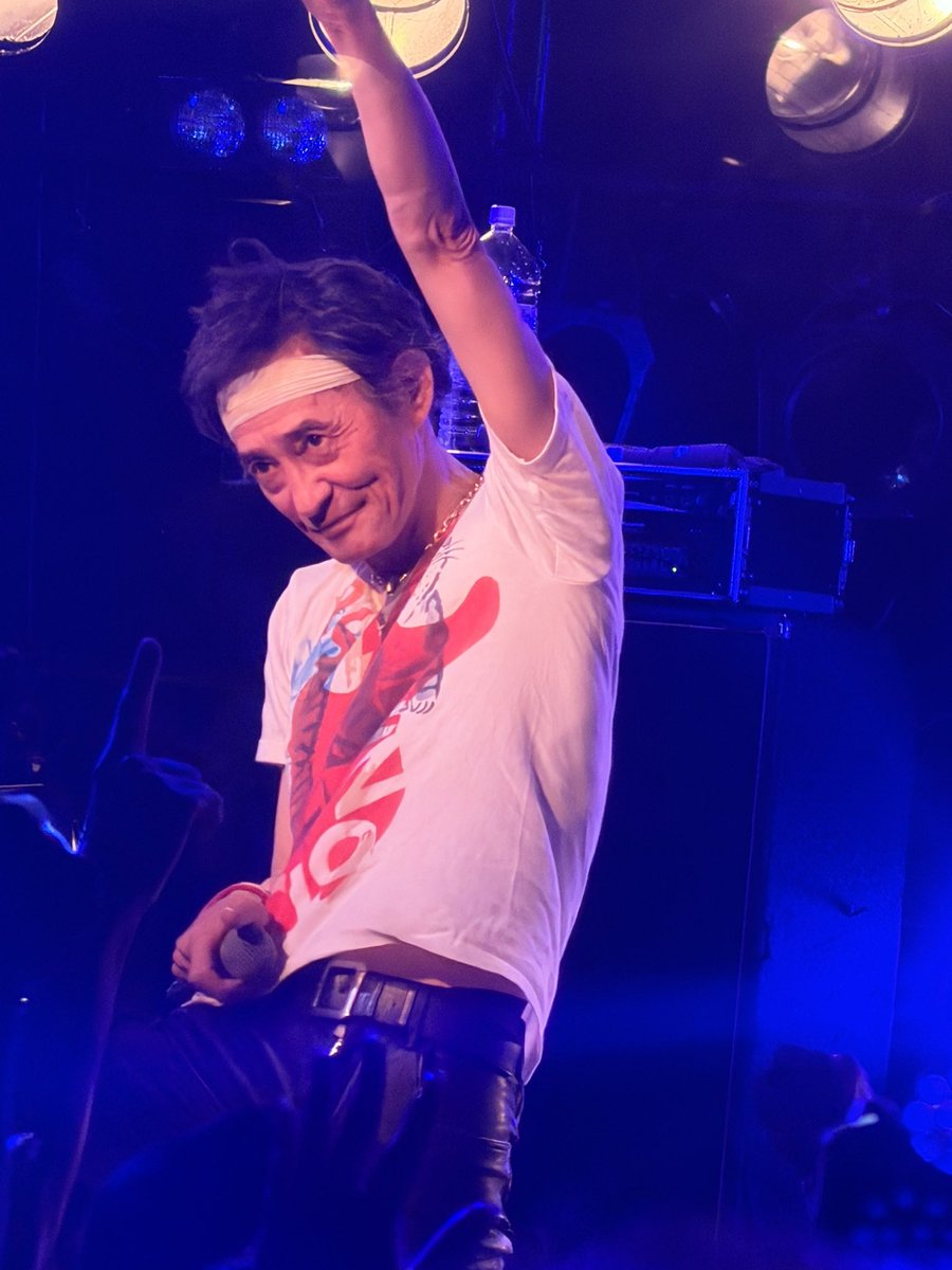 akekin's tweet photo. おはようおはよう☀️
今日はラフィンノーズ、チャーミー様のお誕生日✨
おめでとうございます‼️
先日のクアトロが素晴らしすぎました！
秋のSAとのツーマンも楽しみ😊
65歳…私もこんな風に元気でいれるように頑張ります‼️
また元気で素晴らしい1年を🤗
(お写真は後ろの方から頑張って撮ったやつ) https://t.co/qN4fMVcDGu