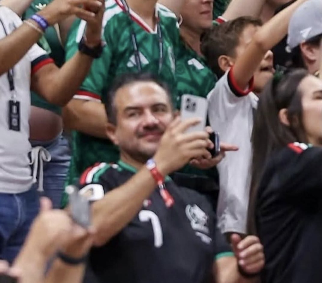LdaCantinas's tweet photo. Yunes apoyando a México en el mundial. ¡Dónde tenías que apoyar a
México era votando contra la reforma judicial! 

¿Un partido qué?

CHSPM los Yunes cada que respiren. https://t.co/Ze97t45hEt