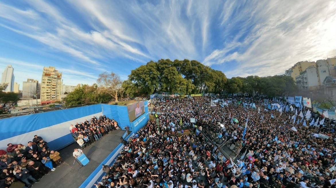 Juli_Strada's tweet photo. A favor de la democracia.
En defensa de Cristina. 
Hoy en Parque Lezama. https://t.co/8ceGaCMdmL