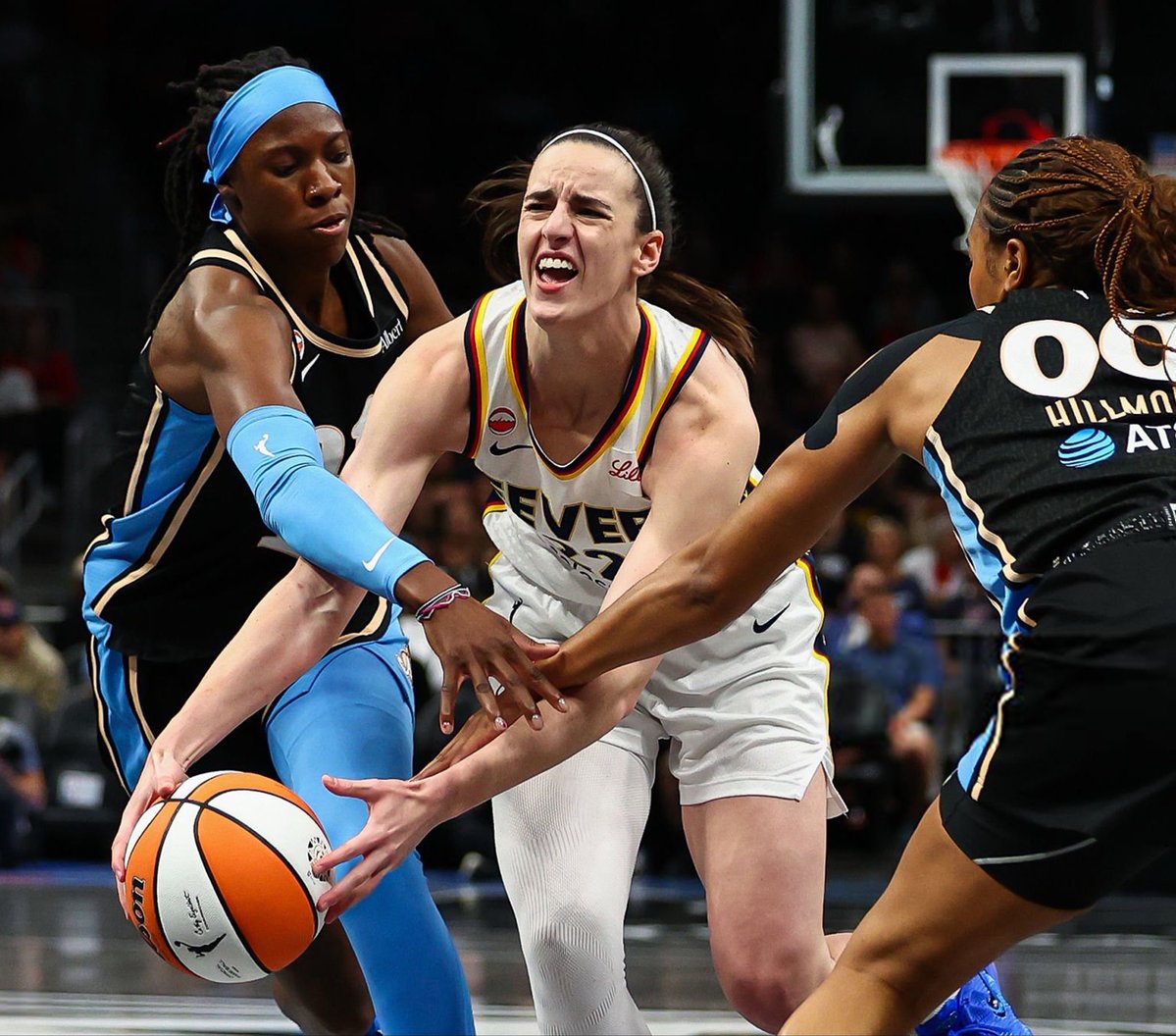 SnapshotKyle's tweet photo. Caitlin Clark got fouled by Howard &amp; Hillmon at the same time and still no call 😂 https://t.co/0vFSsWzMzh