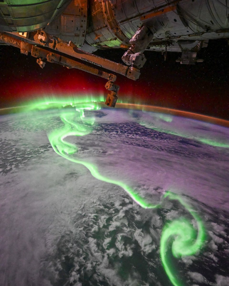 astropics's tweet photo. Auroras as seen from space. https://t.co/qs3DKwS7uM