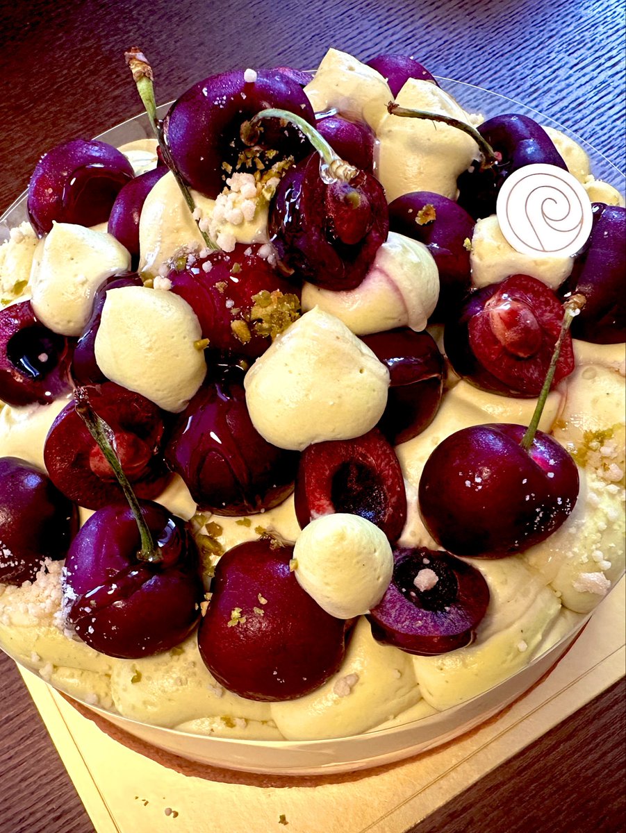 imayanayako's tweet photo. 最近お祝いごとが続いていて、パティスリーリョーコとカーヴァンソンのケーキを予約🎂
華やかで最高に美味しいしお祝いにぴったりでした😊 https://t.co/41Qp0ui3Ft