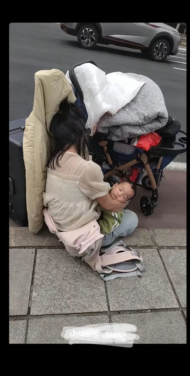 Nazar140441022's tweet photo. A stranger helped me carry my heavy groceries when my hands were full of my little one—random acts of kindness make ordinary days warm ， https://t.co/U5N9RMxT0h