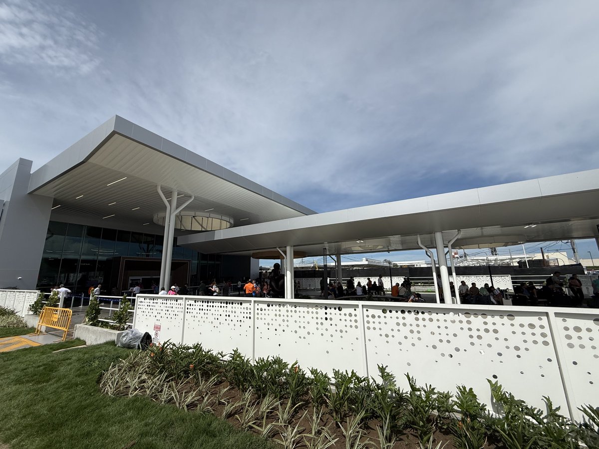 flyingheavy747's tweet photo. La nueva salida del Aeropuerto SJO...terrible. 
La cagaron enormemente. Da directo a la calle donde pasan furgones, no hay espacio para recoger pax, el techo es decorativo porque no tapa nada en un aguacero. https://t.co/ZdIbfD1Zdi