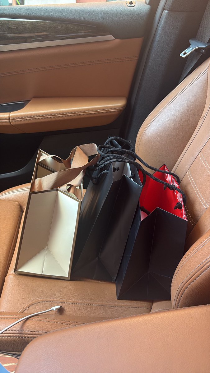 Iseulgfx's tweet photo. father’s day shopping at soho https://t.co/3lXNBvGbsN