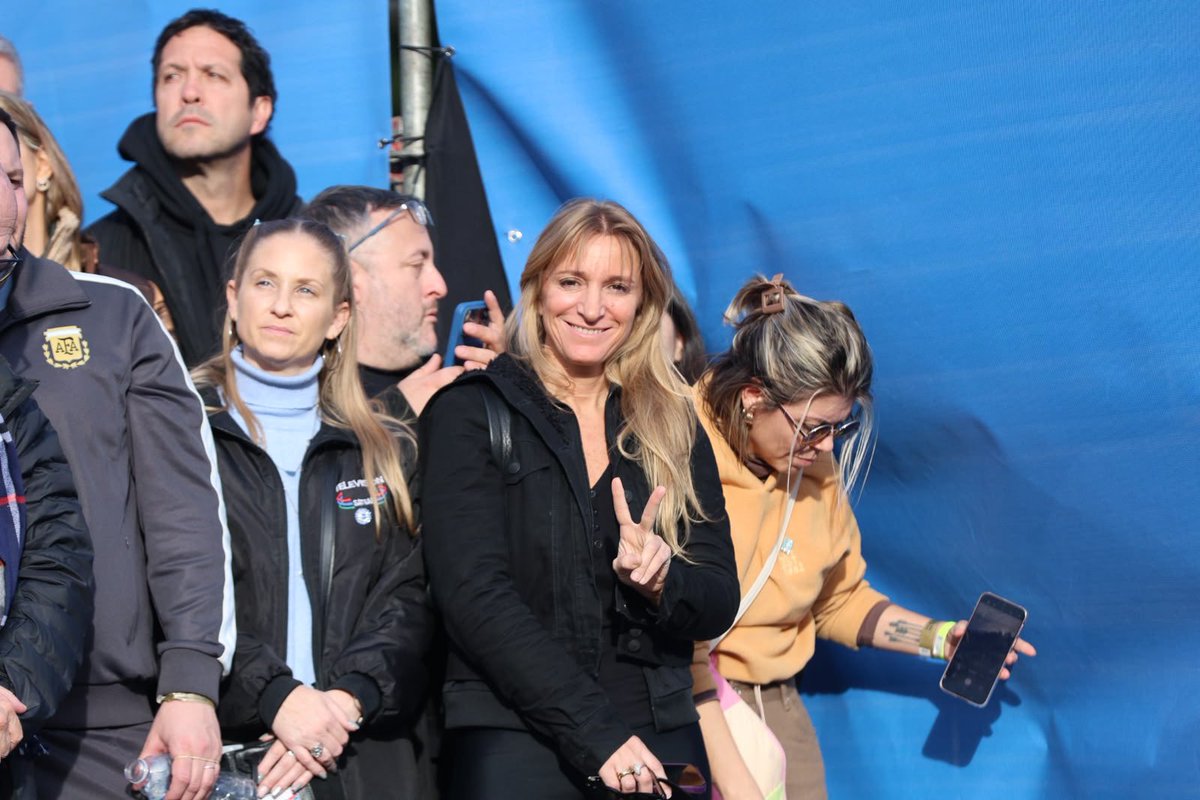 florcarignanook's tweet photo. 🇦🇷•En el día Día de la Bandera rendimos homenaje a la mujer que la llevó a lo más alto sin olvidarse de los más humildes y por eso hace un año que está presa injustamente.

 #CristinaLibre #CristinaInocente https://t.co/i4Z3EEzrt4